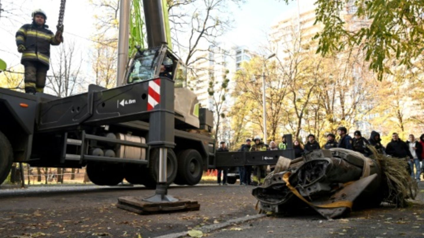 Einsatzkräfte entfernen russische Raketenteile in Kiew
