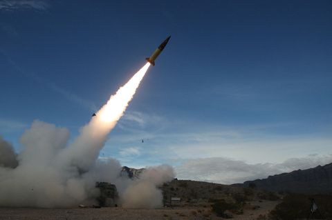 Amerikanische Langstreckenraketen wie das ATACMS (hier bei einem Test im Jahr 2021) darf die Ukraine jetzt mit dem Segen der US-Regierung gegen militärische Ziele in Russland einsetzen