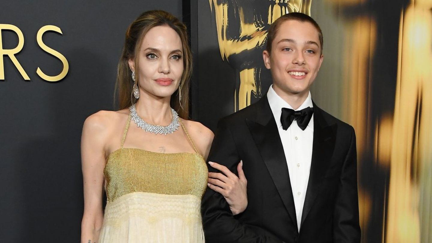Angelina Jolie und Sohn Knox Jolie-Pitt posierten Arm in Arm für die Fotografen