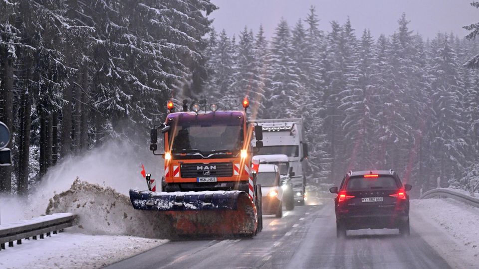 In der vergangenen Nacht fiel der erste Schnee in Deutschland. Im Erzgebirge liegen bereits 10 Zentimeter Neuschnee, im Sauerland wird noch mit Kunstschnee nachgeholfen.