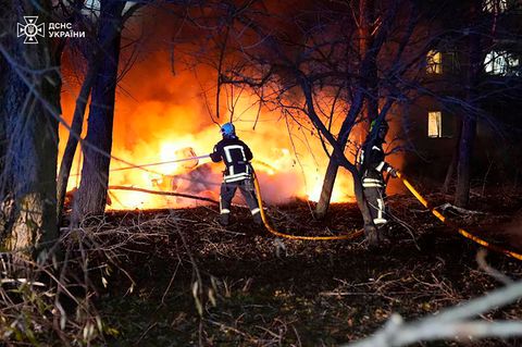 Feuerwehrleute löschen einen Brand im ukrainischen Ort Sumy