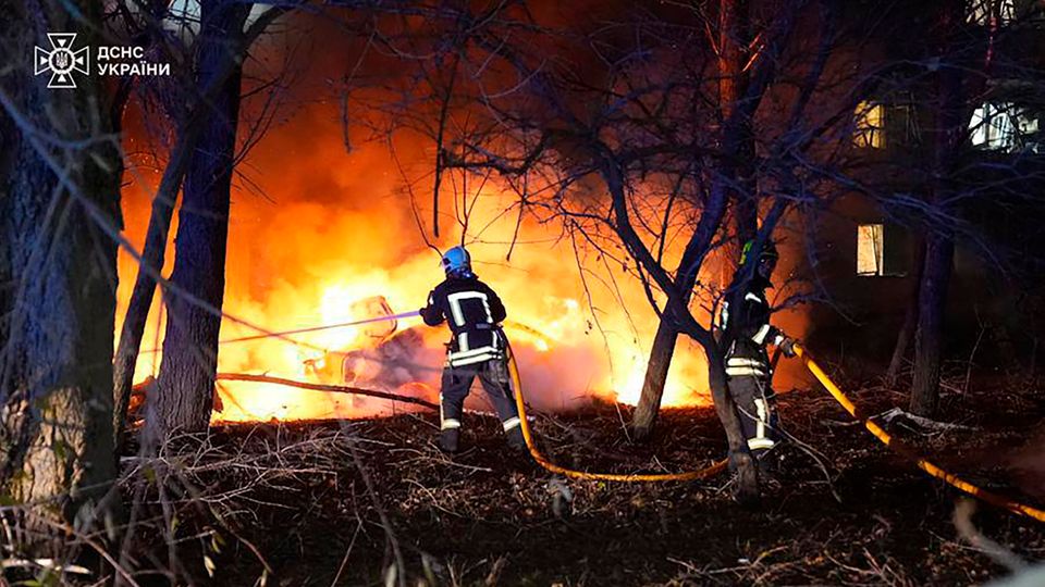 Feuerwehrleute löschen einen Brand im ukrainischen Ort Sumy
