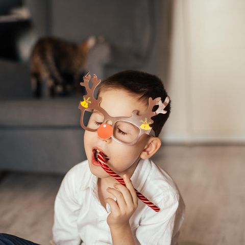 Kind isst Süßigkeiten aus seinem Adventskalender