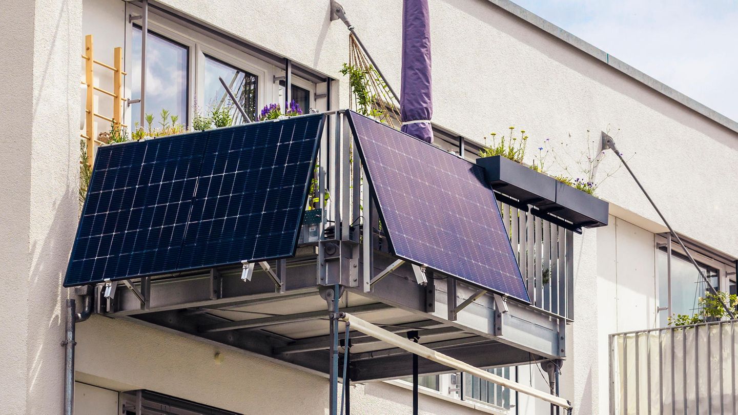 Ein Balkonkraftwerk anschließen ist nicht schwer: Ein Balkon mit zwei am Geländer installierten Modulen.