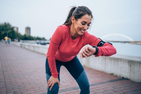 Eine Frau schaut auf ihre Apple Watch Ultra 2