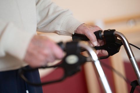 Altenpflege: Eine Pflegebedürftige mit Rollator