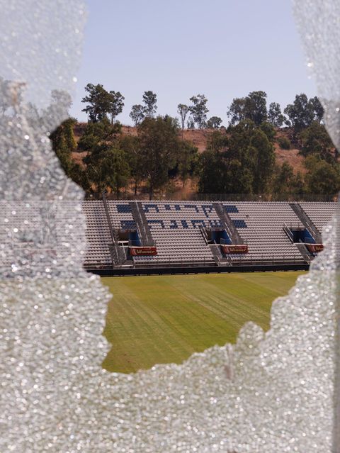 Zerstörte Scheibe im Heimstadion von Kirjat Schmona in Israel