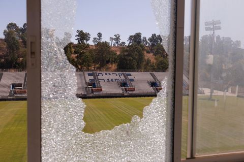 Zerstörte Scheibe im Heimstadion von Kirjat Schmona in Israel