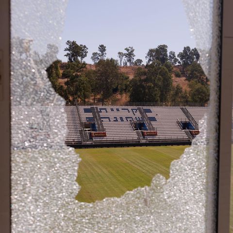 Zerstörtes Fenster im Heimstadion von Kirjat Shmona in Israel