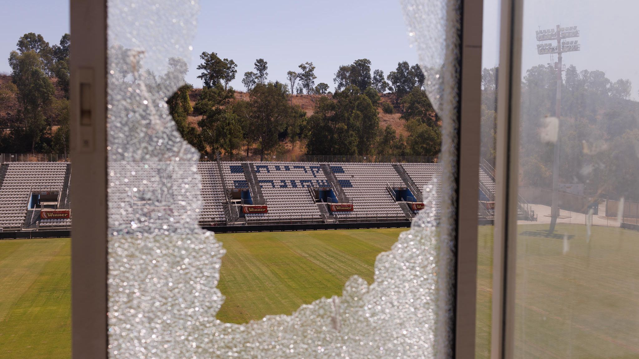 Zerstörte Scheibe im Heimstadion von Kirjat Schmona in Israel