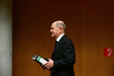 Olaf Scholz mit Aktenordner