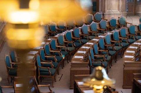 Blick in die leeren Reihen des Parlamentes von Dänemark