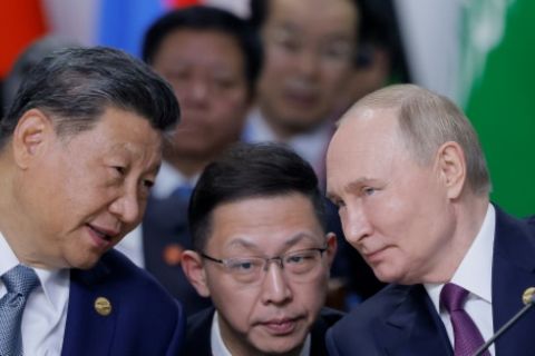 Chinas Staatschef Xi (li.) mit Putin (re.) beim Brics-Gipfel im Oktober in Russland