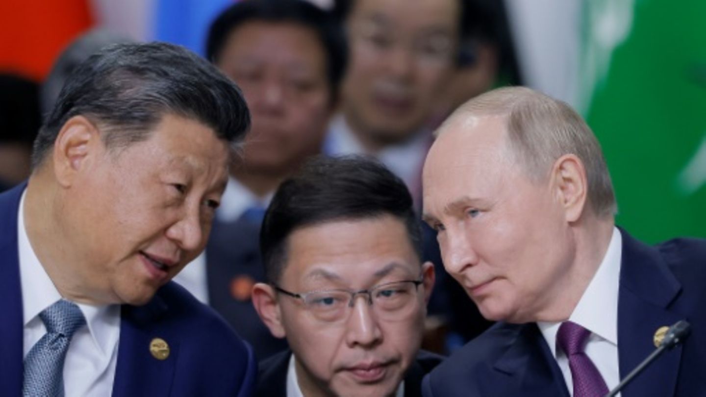 Chinas Staatschef Xi (li.) mit Putin (re.) beim Brics-Gipfel im Oktober in Russland