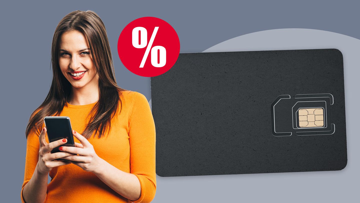 Black Friday und Cyber Monday Frau mit Handy in der Hand freut sich über reduzierte Handytarife.