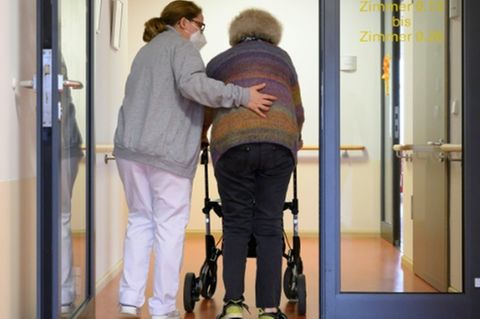 Pflegerin mit Altenheimbewohnerin