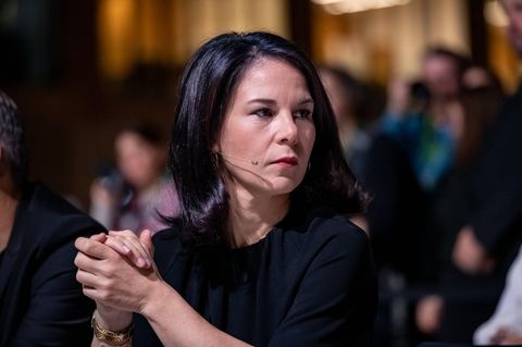 Die deutsche Außenministerin Annalena Baerbock bewertet die amerikanische Entscheidung, die Restriktionen von Langstreckenraketen in der Ukraine zu lockern, als positiv für Europa.