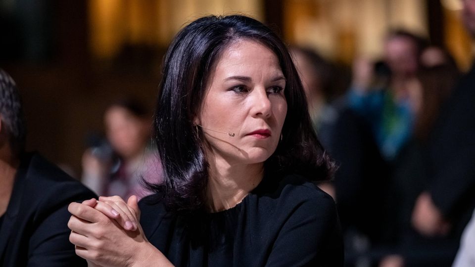 Baerbock zu US-Entscheidung: Lockerungen in der Ukraine bedeuten „mehr Schutz“ Die deutsche Außenministerin Annalena Baerbock bewertet die amerikanische Entscheidung, die Restriktionen von Langstreckenraketen in der Ukraine zu lockern, als positiv für Europa.
