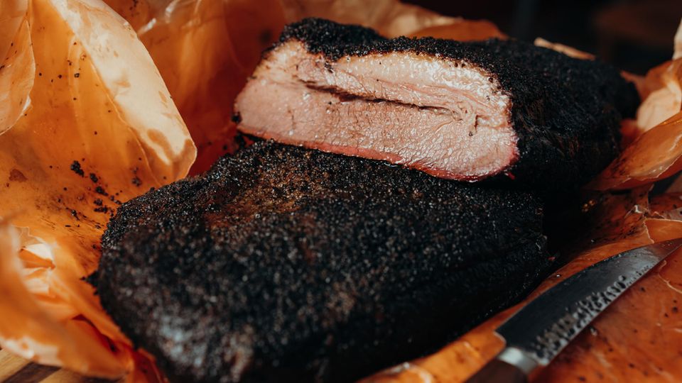  Im Chicago Williams wird das Brisket, die Rinderbrust, über zehn Stunden bei etwa 130 Grad mit Eichenholz geräuchert