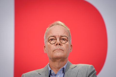 Matthias Miersch im grauen Sakko vor einem roten Hintergrund: Er will gegen den "Focus Online"-Bericht juristisch vorgehen