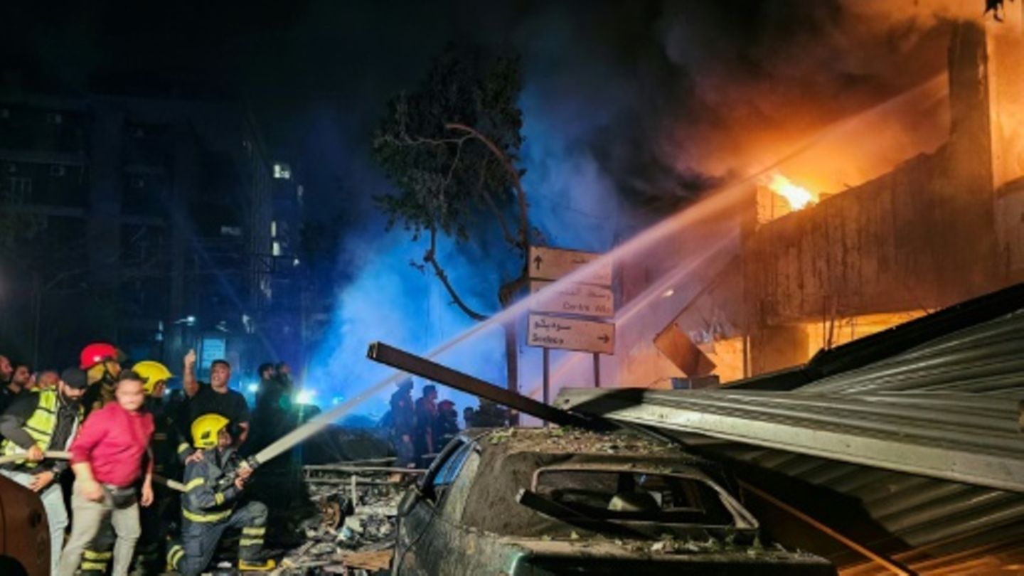 Feuerwehr löscht Brand nach Angriff im Zentrum von Beirut