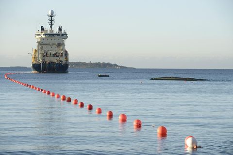Ein Schiff verlegt ein Unterseekabel in der Ostsee
