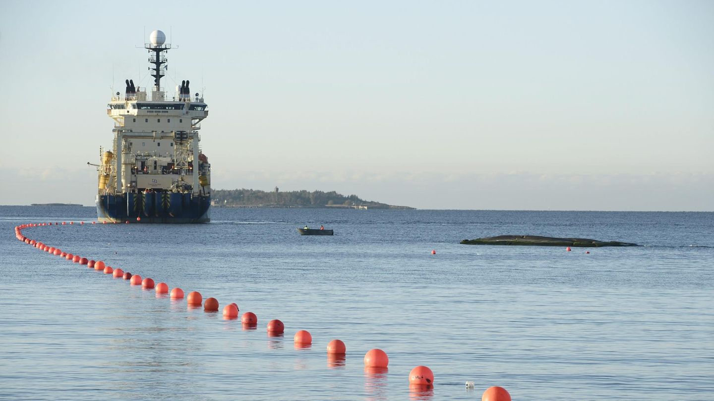 Ein Schiff verlegt ein Unterseekabel in der Ostsee