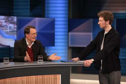 Karl Lauterbach spricht in Hart aber Fair mit Moderator Louis Klamroth über Covid