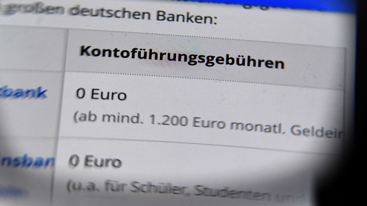 Bundesgerichtshof prüft: Unzulässige Bankgebühren - Was bekommen Kunden zurück?