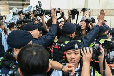 Polizisten halten Journalisten vor dem Gericht in Hongkong zurück