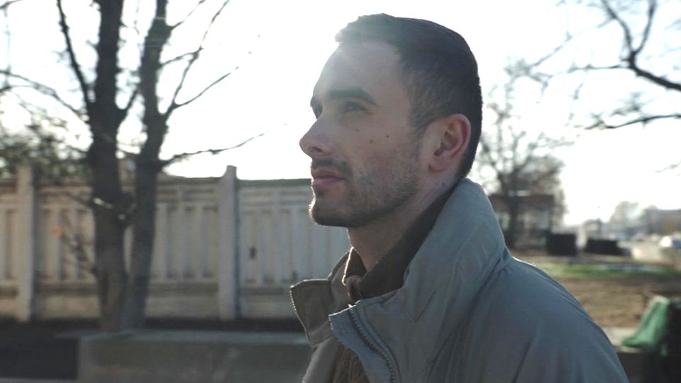 Dmytro, ein ehemaliger ukrainischer Verteidiger, wurde bei einem Angriff schwer verletzt. Er berichtet nach nun 1000 Tagen Krieg über sein Leben mit Kriegsverletzung.