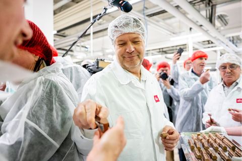 Robert Habeck verteilt bei Werksbesuch Süßigkeiten
