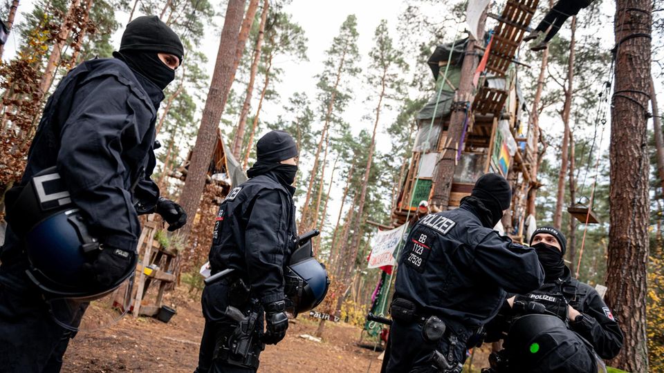 Grünheide: Tesla-Camp geräumt: "Das hat für mich nichts mehr mit Demokratie zu tun"