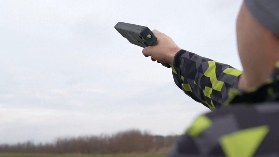 Ukrainisches Unternehmen erfindet Anti-Drohnen-Pistole gegen russische Angriffe Das ukrainische Start-Up "Unwave" hat einen Störsender gegen die Angriffe von russischen Drohnen erfunden. Dies sei ein entscheidender Vorteil für die ukrainischen Truppen.