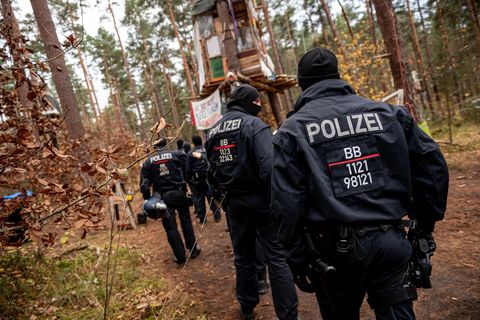 Die Berliner Polizei hat das Tesla-Protestcamp in Grünheide abgesperrt