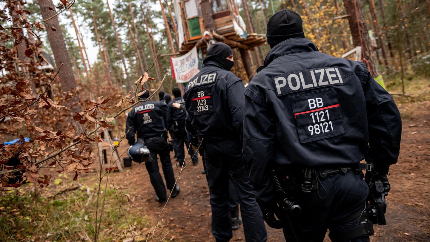 Grünheide: Polizei löst Tesla-Protestcamp komplett auf