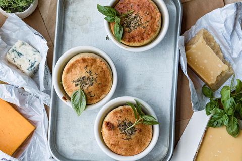 Cheesecake-Soufflés auf Blech angerichtet