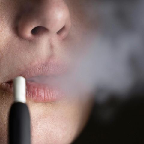 Rauchen: Eine Frau konsumiert einen Tabakstick