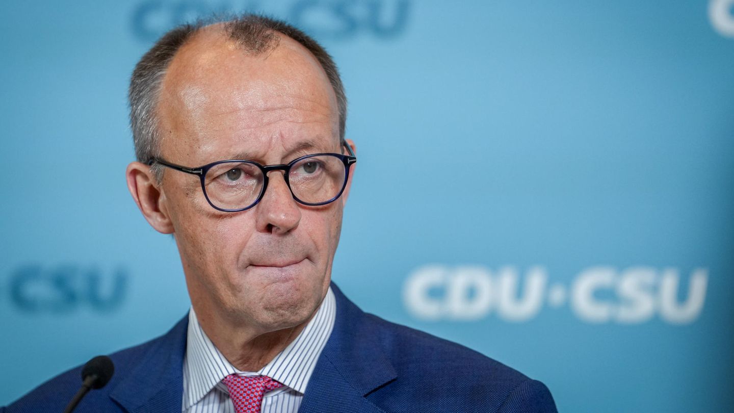 Portrait Friedrich Merz mit zusammen gekniffenden Lippen Portrait Friedrich Merz mit zusammen gekniffenden Lippen