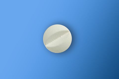 Freigestellte Tablette auf blauem Hintergrund, Bebilderung Schlafmittel
