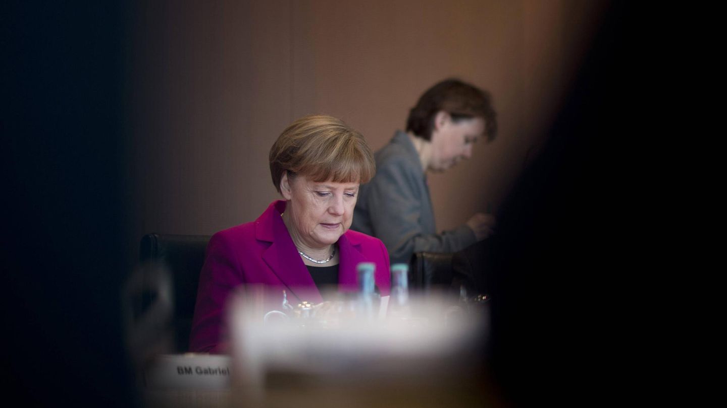 Beate Baumann steht hinter Angela Merkel in der Unschärfe
