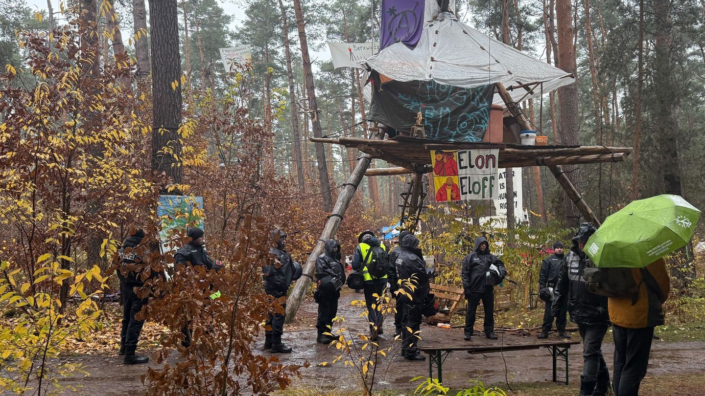 Protest gegen Tesla-Autofabrik: Polizei löst Tesla-Protestcamp komplett auf