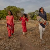 Asha läuft mit zwei Freundinnen zum Skatepark in Janwaar