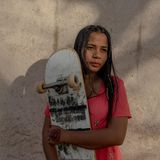 Asha Gond mit ihrem Skateboard in der Hand