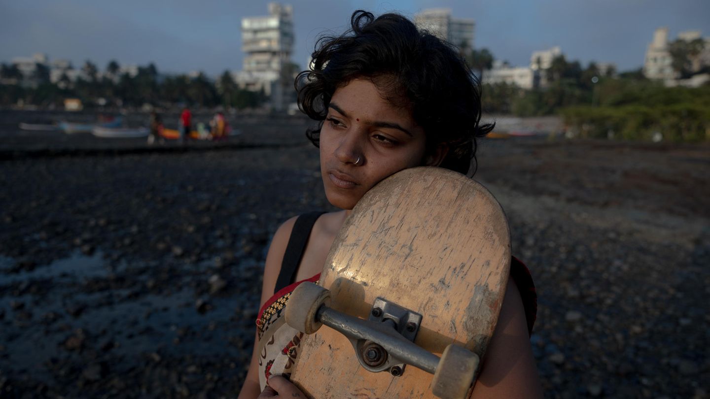 Shruti mit ihrem Skateboard in den Armen