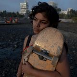 Shruti mit ihrem Skateboard in den Armen