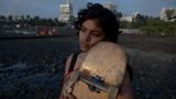 Shruti mit ihrem Skateboard in den Armen