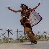 Shruti Bhosle macht einen Skate-Trick. Dabei trägt sie einen Sari