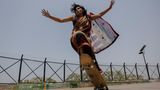 Shruti Bhosle macht einen Skate-Trick. Dabei trägt sie einen Sari