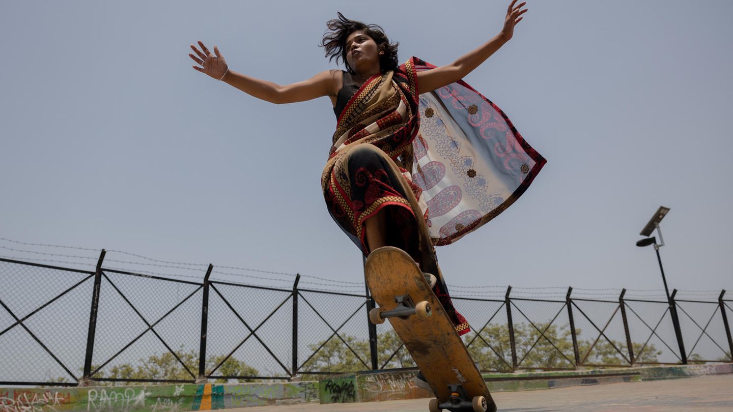 Shruti Bhosle macht einen Skate-Trick. Dabei trägt sie einen Sari